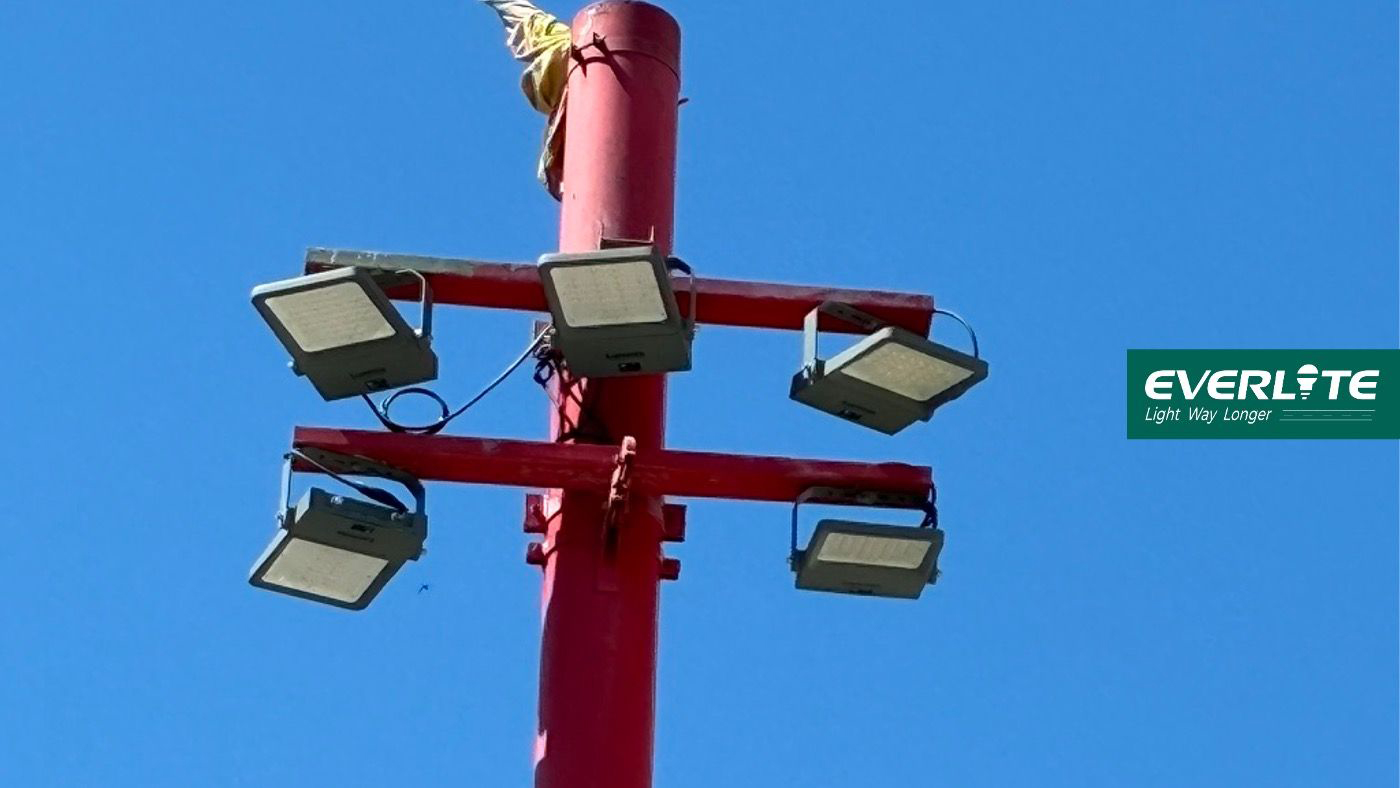 Stunning Color Contra: Grey Luminaires Mixtio Spring viriditatis & Red Bricks